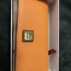 Beautiful! Brand new wallet. More of a peach/tangerine color